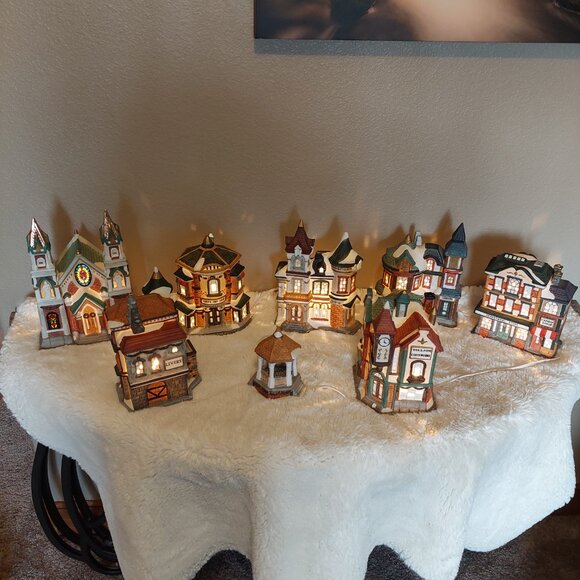 Kirkland Christmas village - Picture 5 of 6